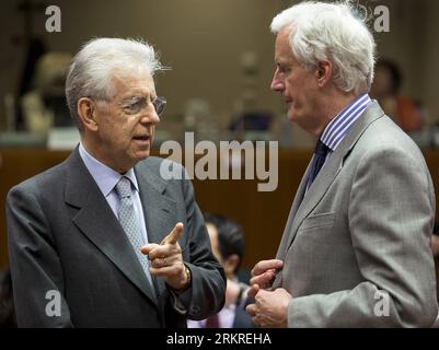 Bildnummer: 58219606  Datum: 10.07.2012  Copyright: imago/Xinhua (120710) -- BRUSSELS, July 10, 2012(Xinhua) -- Italian Prime Minister and Finance Minister Mario Monti (L) talks with EU Commissioner for Internal Market and Services Michel Barnier prior to EU finance ministers meeting in Brussels, capital of Belgium, on July 10, 2012. Eurozone finance ministers agreed early Tuesday to grant Spain an extra year until 2014 to reach its deficit reduction targets and a 30-billion-euro (37-billion-U.S.-dollar) loan by the end of this month to help Madrid s troubled banks. (Xinhua/Thierry Monasse)(yb Stock Photo