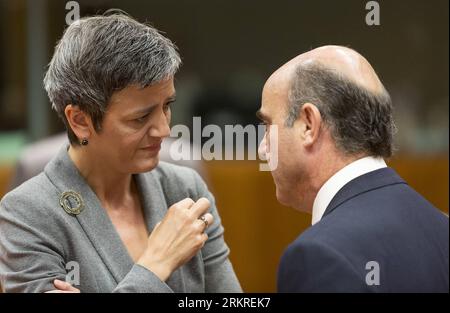 Bildnummer: 58219608  Datum: 10.07.2012  Copyright: imago/Xinhua (120710) -- BRUSSELS, July 10, 2012(Xinhua) -- Danish Economy Minister Margrethe Vestager (L) talks with Spanish Economy Minister Luis de Guindos prior to EU finance ministers meeting in Brussels, capital of Belgium, on July 10, 2012. Eurozone finance ministers agreed early Tuesday to grant Spain an extra year until 2014 to reach its deficit reduction targets and a 30-billion-euro (37-billion-U.S.-dollar) loan by the end of this month to help Madrid s troubled banks. (Xinhua/Thierry Monasse)(ybg) BELGIUM-EU-FINANCE MINISTERS-MEET Stock Photo