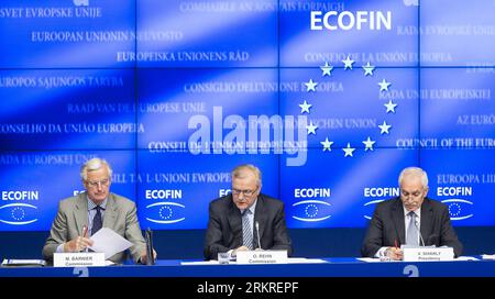 Bildnummer: 58220034  Datum: 10.07.2012  Copyright: imago/Xinhua (120710) -- BRUSSELS, July 10, 2012(Xinhua) -- Cypriot Finance Minister Vassos Shiarly (R), EU Commissioner for Economic and Monetary affairs Olli Rehn (C) and EU Commissioner for Internal Market and Services Michel Barnier hold a press conference after EU finance ministers meeting in Brussels, capital of Belgium, on July 10, 2012. Eurozone finance ministers agreed early Tuesday to grant Spain an extra year until 2014 to reach its deficit reduction targets and a 30-billion-euro (37-billion-U.S.-dollar) loan by the end of this mon Stock Photo