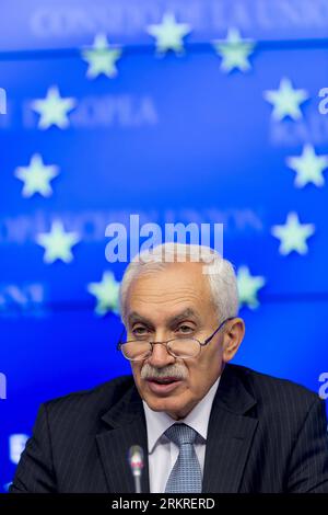 Bildnummer: 58220030  Datum: 10.07.2012  Copyright: imago/Xinhua (120710) -- BRUSSELS, July 10, 2012(Xinhua) -- Cypriot Finance Minister Vassos Shiarly speaks during a press conference after EU finance ministers meeting in Brussels, capital of Belgium, on July 10, 2012. Eurozone finance ministers agreed early Tuesday to grant Spain an extra year until 2014 to reach its deficit reduction targets and a 30-billion-euro (37-billion-U.S.-dollar) loan by the end of this month to help Madrid s troubled banks. (Xinhua/Thierry Monasse)(ybg) BELGIUM-EU-FINANCE MINISTERS-PRESS CONFERENCE PUBLICATIONxNOTx Stock Photo