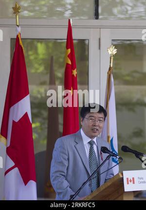 Bildnummer: 58232310 Datum: 11.07.2012 Copyright: imago/Xinhua (120712) -- TORONTO, 12. Juli 2012 (Xinhua) -- Fang Li, chinesischer Generalkonsul in Toronto, spricht während der Eröffnungszeremonie des neuen Besucherzentrums des Bethune Memorial House in Gravenhurst, Ontario, Kanada, am 11. Juli 2012. Die Stadt Gravenhurst, der Geburtsort von Dr. Norman Bethune, erklärte am Mittwoch den Bethune Day zur Eröffnung eines neuen Besucherzentrums an der historischen Stätte des Bethune Memorial House. (Xinhua/Zou Zheng) CANADA-ONTARIO-NORMAN BETHUNE-VISITOR CENTER PUBLICATIONxNOTxINxCHN Gesellschaft Kultur Museum Eröffnung x Stockfoto