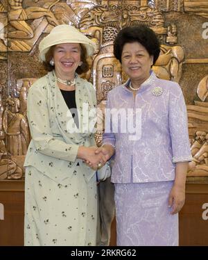 Bildnummer: 58240950 Datum: 13.07.2012 Copyright: imago/Xinhua (120713) -- PEKING, 13. Juli 2012 (Xinhua) -- Chen Zhili (R), Präsidentin des All-China Women s Federation, gibt Livia Klausova, Ehefrau des tschechischen Präsidenten Vaclav Klaus, bei einem Treffen mit ihr in Peking, Hauptstadt von China, am 13. Juli 2012 die Hand. (Xinhua/Xie Huanchi) (llp) CHINA-BEIJING-CHEN ZHILI-KLAUSOVA-MEETING (CN) PUBLICATIONxNOTxINxCHN People Politik x0x xst 2012 Quadrat 58240950 Datum 13 07 2012 Copyright Imago XINHUA Peking 13. Juli 2012 XINHUA Chen Zhili r Präsident der gesamten Chinesischen Frauenföderation schüttelt die Hände Stockfoto