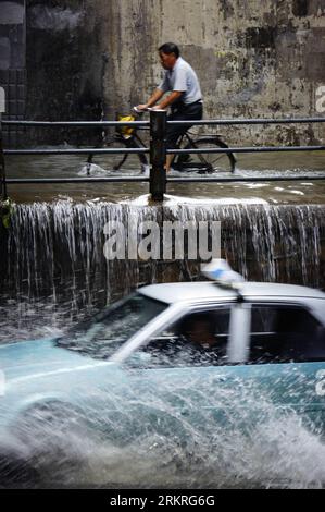 Bildnummer: 58240934  Datum: 13.07.2012  Copyright: imago/Xinhua (120713) -- WUHAN, July 13, 2012 (Xinhua) -- A citizen rides as a car moves on waterlogged roads in Wuhan, capital of central China s Hubei Province, July 13, 2012. Wuhan was hit by a heavy rain on Friday. (Xinhua) (gjh) CHINA-HUBEI-WUHAN-RAIN (CN) PUBLICATIONxNOTxINxCHN Gesellschaft Wetter Regen Überschwemmung x0x xst premiumd 2012 hoch Highlight      58240934 Date 13 07 2012 Copyright Imago XINHUA  Wuhan July 13 2012 XINHUA a Citizen Rides As a Car Moves ON waterlogged Roads in Wuhan Capital of Central China S Hubei Province Ju Stock Photo