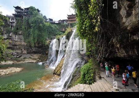 Bildnummer: 58241517 Datum: 10.07.2012 Copyright: imago/Xinhua (120714) -- XIANGXI, 14. Juli 2012 (Xinhua) -- Touristen besuchen den Wangcun-Wasserfall in der malerischen Stadt Furong in der Autonomen Präfektur Xiangxi Tu und Miao, Provinz Hunan in Zentralchina, 10. Juli 2012. Die Präfektur erhielt in der ersten Hälfte dieses Jahres 8,5089 Millionen Touristen, was einem Anstieg von 24,96 Prozent im Jahresvergleich entspricht. Die touristischen Einnahmen lagen in diesem Zeitraum bei 4,596 Milliarden Yuan (71,9 Millionen US-Dollar), was einem Anstieg um 24,05 Prozent gegenüber dem Vorjahreszeitraum entspricht. (Xinhua/Long Hongtao) (lfj) CHINA-HUNAN-XIANGXI-TOURISMUS (CN) Stockfoto