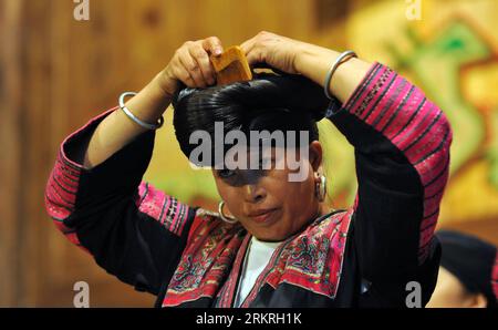 Bildnummer: 58246530  Datum: 15.07.2012  Copyright: imago/Xinhua (120716) -- GUILIN, July 16, 2012 (Xinhua) -- A woman performs hair-combing for tourists at the Huangluo Village of the Yao ethnic group in Guilin, south China s Guangxi Zhuang Autonomous Region, July 15, 2012. The Huangluo Village of the Yao ethnic group locates at the Longji Terraces in Heping Town of Longsheng County in Guilin. Women here have the tradition of keeping long hair. They believe that long hair brings good luck and fortune. The average length of hair of 180 women in the village is 1.7 meters. (Xinhua/Lu Boan) (wjq) Stock Photo