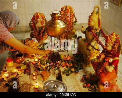 Bildnummer: 58249783  Datum: 16.07.2012  Copyright: imago/Xinhua (120716) -- NEW DELHI, July 16, 2012 (Xinhua) -- An Indian Hindu devotee worships a sculpture representing Lord Shiva, at a Hindu temple in Munirka village, south west of New Delhi, India, on July 16, 2012. (Xinhua/Li Yigang) INDIA-HINDU-LORD SHIVPUBLICATIONxNOTxINxCHN Gesellschaft Kultur Hindu Fest xdp x2x 2012 quer o0 Räucherstäbchen Religion     58249783 Date 16 07 2012 Copyright Imago XINHUA  New Delhi July 16 2012 XINHUA to Indian Hindu devotee worships a Sculpture representing Lord Shiva AT a Hindu Temple in  Village South Stock Photo