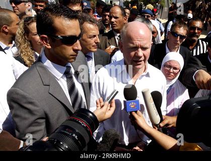 Bildnummer: 58252715  Datum: 17.07.2012  Copyright: imago/Xinhua (120717) -- AMMAN, July 17, 2012 (Xinhua) -- British Foreign Minister William Hague (C) speaks to the press during a visit to the Syrian refugee camp of Bashabsha, near the Jordanian city of Ramtha, at the Syrian border on July 17, 2012. Jordan is hosting more than 140,000 Syrian refugees fleeing the violance in their own country and is building several refugee camps for them.(Xinhua/Mohammad Abu Ghosh) JORDAN-AMMAN-BRITISH FM-VISITING PUBLICATIONxNOTxINxCHN People Politik Besuch Flüchtlinge Flüchtlingslager x0x xst premiumd 2012 Stock Photo