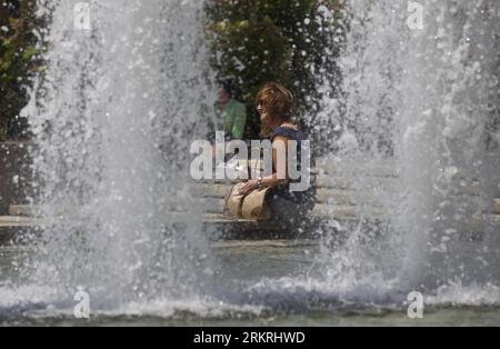 Bildnummer: 58253357  Datum: 17.07.2012  Copyright: imago/Xinhua (120718) -- TORONTO, Jul. 18, 2012 (Xinhua) -- A woman sits near a fountain to cool off at Nathan Phillips Square during a heatwave in Toronto, Canada, July 17, 2012. The temperature in Greater Toronto Area climbs up to 37 degrees Celsius on Tuesday, marking the seventh consecutive day of temperature over 30 degrees Celsius. (Xinhua/Zou Zheng) (syq) CANADA-TORONTO-WEATHER-HEATWAVE PUBLICATIONxNOTxINxCHN Gesellschaft Wetter Hitze Hitzewelle Erfrischung xjh x0x 2012 quer      58253357 Date 17 07 2012 Copyright Imago XINHUA  Toronto Stock Photo