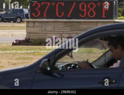 Bildnummer: 58253358  Datum: 17.07.2012  Copyright: imago/Xinhua (120718) -- TORONTO, Jul. 18, 2012 (Xinhua) -- A vehicle stops in front of a screen which displays the temperature of 37 degrees Celsius during a heatwave in Greater Toronto Area, Canada, July 17 , 2012. The temperature in Greater Toronto Area climbs up to 37 degrees Celsius on Tuesday, marking the seventh consecutive day of temperature over 30 degrees Celsius. (Xinhua/Zou Zheng) (syq) CANADA-TORONTO-WEATHER-HEATWAVE PUBLICATIONxNOTxINxCHN Gesellschaft Wetter Hitze Hitzewelle Erfrischung xjh x0x 2012 quer      58253358 Date 17 07 Stock Photo