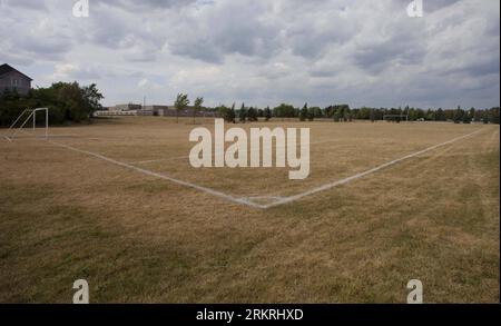 Bildnummer: 58253359  Datum: 17.07.2012  Copyright: imago/Xinhua (120718) -- TORONTO, Jul. 18, 2012 (Xinhua) -- A field of yellow grass is seen in a middle school during a heatwave in Greater Toronto Area, Canada, July 17, 2012. The temperature in Greater Toronto Area climbs up to 37 degrees Celsius on Tuesday, marking the seventh consecutive day of temperature over 30 degrees Celsius. (Xinhua/Zou Zheng) (syq) CANADA-TORONTO-WEATHER-HEATWAVE PUBLICATIONxNOTxINxCHN Gesellschaft Wetter Hitze Trockenheit xjh x0x premiumd 2012 quer      58253359 Date 17 07 2012 Copyright Imago XINHUA  Toronto JUL Stock Photo