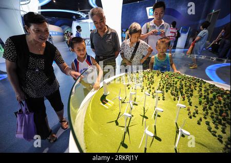 Bildnummer: 58254284 Datum: 18.07.2012 Copyright: imago/Xinhua (120718) -- HANGZHOU, 18. Juli 2012 (Xinhua) -- Eltern nehmen Kinder mit, um die Modelle der Windkrafterzeugung im Hangzhou Low Carbon Science & Technology Museum in Hangzhou, der Hauptstadt der ostchinesischen Provinz Zhejiang, am 18. Juli 2012 zu besuchen. Sieben Ausstellungsbereiche zum Thema CO2-arme Emissionen sind im Museum zu sehen, das am Mittwoch eröffnet wurde. (Xinhua/Ju Huanzong) (MP) CHINA-HANGZHOU-MUSEUM-LOW CARBON (CN) PUBLICATIONxNOTxINxCHN Gesellschaft Fotostory Museum Energiesparen Energie xjh x0x Premiere 2012 quer 58254284 Datum 18 07 2012 Copyright Im Stockfoto