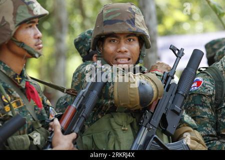 Bildnummer: 58254378  Datum: 18.07.2012  Copyright: imago/Xinhua (120718) -- PREAH VIHEAR, July 18, 2012 (Xinhua) -- Cambodian soldiers prepare to leave from the Provisional Demilitarized Zone (PDZ) surrounding the 11th century Preah Vihear temple, about 500 kilometers northwest of Phnom Penh, the capital of Cambodia, July 18, 2012. Cambodia on Wednesday withdrew 485 military personnel from the PDZ in order to comply with the order of the International Court of Justice. (Xinhua/Phearum) CAMBODIA-PREAH VIHEAR-DISPUTED BORDER WITH THAILAND-WITHDRAWS PUBLICATIONxNOTxINxCHN Politik Militär Rückzug Stock Photo