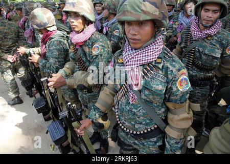 Bildnummer: 58254376 Datum: 18.07.2012 Copyright: imago/Xinhua (120718) -- PREAH VIHEAR, 18. Juli 2012 (Xinhua) -- kambodschanische Soldaten bereiten sich vor, die provisorische entmilitarisierte Zone (PDZ) um den Preah Vihear-Tempel aus dem 11. Jahrhundert, etwa 500 Kilometer nordwestlich von Phnom Penh, der Hauptstadt Kambodschas, am 18. Juli 2012 zu verlassen. Kambodscha hat am Mittwoch 485 Militärpersonal aus der PDZ abgezogen, um dem Beschluss des Internationalen Gerichtshofs nachzukommen. (Xinhua/Phearum) KAMBODSCHA-PREAH VIHEAR-UMSTRITTENE GRENZE ZU THAILAND ZIEHT PUBLICATIONxNOTxINxCHN Politik Militär Rückzug zurück Stockfoto