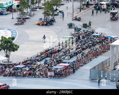 Der Motorradparkplatz am Bali Hai Pier in Pattaya. Hier fahren Boote Touristen nach Koh Lan und zu anderen tropischen Inseln vor der Küste von Pattaya. Stockfoto