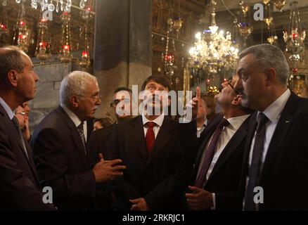 Bildnummer: 58255551  Datum: 18.07.2012  Copyright: imago/Xinhua (120718) -- BETHLEHEM, July 18, 2012 (Xinhua) -- Hungarian President Janos Ader (C) visits the Church of the Nativity in the West Bank city of Bethlehem, on July 18, 2012. (Xinhua/Luay Sababa) (zjl) MIDEAST-BETHLEHEM-HUNGARY-PRESIDENT-VISIT PUBLICATIONxNOTxINxCHN People Politik x1x xst 2012 quer  o0 besuch Geburtskirche     58255551 Date 18 07 2012 Copyright Imago XINHUA  Bethlehem July 18 2012 XINHUA Hungarian President Janos Artery C visits The Church of The Nativity in The WEST Bank City of Bethlehem ON July 18 2012 XINHUA Stock Photo