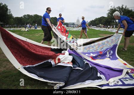 Bildnummer: 58273168 Datum: 23.07.2012 Copyright: imago/Xinhua (120723) -- WASHINGTON D.C., 23. Juli 2012 (Xinhua) -- Freiwillige legen den AIDS-Quilt auf der National Mall im Rahmen der 19. Internationalen AIDS-Konferenz in Washington D.C., Hauptstadt der Vereinigten Staaten, 23. Juli 2012. Während sich die globale wissenschaftliche und medizinische Gemeinschaft in Washington, D.C. zur 19. Internationalen AIDS-Konferenz zusammenfindet, ist der AIDS-Gedenkteppich mit 48.000 Decken mit über 94.000 Namen, die durch AIDS ums Leben kamen, von der NAMES Project Foundation in der gesamten US-Hauptstadt zu sehen. Die Stockfoto