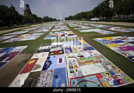 Bildnummer: 58273170  Datum: 23.07.2012  Copyright: imago/Xinhua (120723) -- WASHINGTON D.C., July 23, 2012 (Xinhua) -- AIDS blankets are seen on display on the National Mall as part of the 19th International AIDS Conference in Washington D.C., capital of the United States, July 23, 2012. As the global scientific and medical community convene in Washington, D.C. for the 19th International AIDS Conferencce, the AIDS Memeorial Quilt, with 48,000 blankets with over 94,000 people s names who lost lives due to the AIDS, is on display by the NAMES project foundation all around the U.S. capital. The Stock Photo