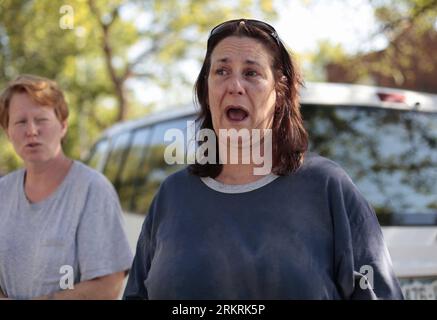 Bildnummer: 58273609  Datum: 20.07.2012  Copyright: imago/Xinhua (120721) -- LOS ANGELES (U.S.), July 21, 2012 (Xinhua) -- Mary Miller and her niece Laurie Townsend wait outside the apartment building of the suspect completely distressed by their relative Afrikka Hardy who had been at the movie theater during the shooting rampage in Aurora, Denver, the U.S., on July 20, 2012. Twelve were killed and 59 others injured at a Batman movie premier, where a lone, heavily armed gunman burst into a packed theater in a suburb 10 miles east of Denver during the wee hours of Friday. Local police identifie Stockfoto