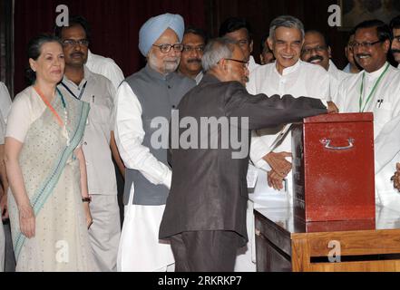 Bildnummer: 58275627 Datum: 19.07.2012 Copyright: imago/Xinhua (120719) -- NEU DELHI, 19. Juli 2012 (Xinhua) -- Kandidat der indischen Regierungsallianz, Pranab Mukherjee, gibt seine Stimme während der indischen Präsidentschaftswahlen ab, in Anwesenheit von Premierminister Manmohan Singh (3. L), Kongresspartei-Präsidentin Sonia Gandhi (1. L) und anderen Gesetzgebern in Neu-Delhi, Indien, 19. Juli 2012. (Xinhua/Partha Sarkar) (srb) INDIEN-NEU-DELHI-PRÄSIDENTSCHAFTSWAHL PUBLICATIONxNOTxINxCHN People Politik x0x xst 2012 quer 58275627 Datum 19 07 2012 Copyright Imago XINHUA New Delhi 19. Juli 2012 XINHUA Kandidat Stockfoto