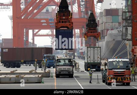 Bildnummer: 58276029 Datum: 25.07.2012 Copyright: imago/Xinhua (120725) -- TOKIO, 25. Juli 2012 (Xinhua) -- Ein LKW wird in einem Hafen in Tokio, Japan, 25. Juli 2012 beladen. Japans Handelsbilanzdefizit lag in der ersten Jahreshälfte bei 37,3 Milliarden US-Dollar, ein neuer Rekordwert für das Halbjahr, wie die Regierungsdaten am Mittwoch zeigten. (Xinhua/Kenichiro Seki) (zw) JAPAN-WIRTSCHAFT-HANDEL-DEFIZIT PUBLICATIONxNOTxINxCHN Wirtschaft Schifffahrt Verkehr Hafen Containerhafen Container xjh x0x 2012 quer 58276029 Datum 25 07 2012 Copyright Imago XINHUA Tokio Juli 25 2012 XINHUA ein LKW WIRD IN einem Hafen in Tokio BELADEN Stockfoto