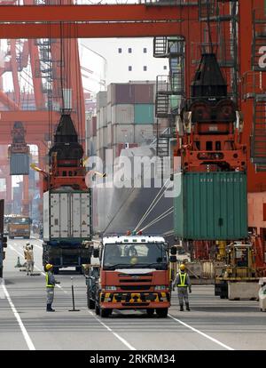 Bildnummer: 58276030  Datum: 25.07.2012  Copyright: imago/Xinhua (120725) -- TOKYO, July 25, 2012 (Xinhua) -- A truck is loaded at a port in Tokyo, Japan, July 25, 2012. Japan s trade deficit in the first half of this year stood at 37.3 billion U.S. dollars, a new half-year record high, government data showed on Wednesday. (Xinhua/Kenichiro Seki) (zw) JAPAN-ECONOMY-TRADE DEFICIT PUBLICATIONxNOTxINxCHN Wirtschaft Schifffahrt Verkehr Hafen Containerhafen Container xjh x0x 2012 hoch      58276030 Date 25 07 2012 Copyright Imago XINHUA  Tokyo July 25 2012 XINHUA a Truck IS LOADED AT a Port in Toky Stock Photo