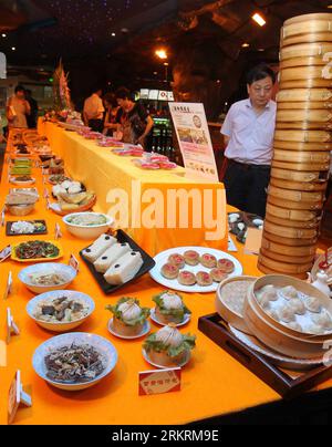 Bildnummer: 58278815 Datum: 25.07.2012 Copyright: imago/Xinhua (120725) -- SHANGHAI, 25. Juli 2012 (Xinhua) -- verschiedene Snacks werden auf einer Ausstellung im Yu Garden in Shanghai, Ostchinas Gemeinde, 25. Juli 2012, ausgestellt. Am Mittwoch begann eine Ausstellung über köstliche Speisen im Shanghai Old-Town Temple Restaurant, in der verschiedene Snacks auf der ganzen Welt gezeigt wurden. (Xinhua/Liu Ying) (gjh) CHINA-SHANGHAI-YU GARDEN-SNACKS (CN) PUBLICATIONxNOTxINxCHN Wirtschaft Gastronomie Food xbs x0x 2012 hoch 58278815 Datum 25 07 2012 Copyright Imago XINHUA Shanghai Juli 25 2012 XINHUA verschiedene Snacks sind Stockfoto