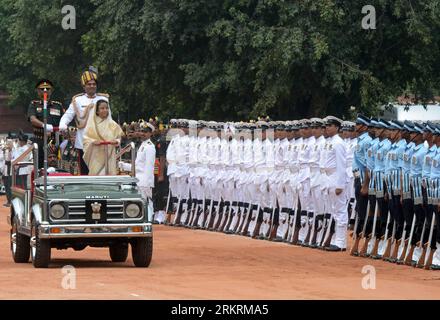 Bildnummer: 58278780  Datum: 25.07.2012  Copyright: imago/Xinhua (120725) -- NEW DELHI, July 25, 2012 (Xinhua) -- Former Indian President Pratibha Patil (front) inspects a guard of honor at the Presidential Palace in New Delhi, India, July 25, 2012. India s former Finance Minister Pranab Mukherjee was sworn in as the country s new president Wednesday. (Xinhua/Partha Sarkar) (cl) INDIA-NEW PRESIDENT-SWEARING IN CEREMONY PUBLICATIONxNOTxINxCHN People Politik premiumd xbs x0x 2012 quer      58278780 Date 25 07 2012 Copyright Imago XINHUA  New Delhi July 25 2012 XINHUA Former Indian President Prat Stock Photo