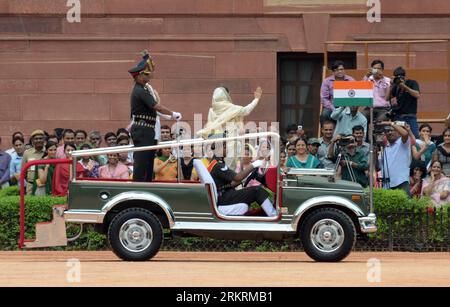 Bildnummer: 58278782  Datum: 25.07.2012  Copyright: imago/Xinhua (120725) -- NEW DELHI, July 25, 2012 (Xinhua) -- Former Indian President Pratibha Patil bids farewell to audience in New Delhi, India, July 25, 2012. India s former Finance Minister Pranab Mukherjee was sworn in as the country s new president Wednesday. (Xinhua/Partha Sarkar) (cl) INDIA-NEW PRESIDENT-SWEARING IN CEREMONY PUBLICATIONxNOTxINxCHN People Politik premiumd xbs x0x 2012 quer      58278782 Date 25 07 2012 Copyright Imago XINHUA  New Delhi July 25 2012 XINHUA Former Indian President Pratibha Patil bids Farewell to audienc Stock Photo