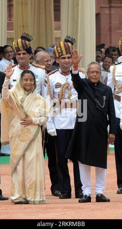 Bildnummer: 58278779  Datum: 25.07.2012  Copyright: imago/Xinhua (120725) -- NEW DELHI, July 25, 2012 (Xinhua) -- India s new President Pranab Mukherjee (R) and former President Pratibha Patil wave as they arrive at the Presidential Palace, in New Delhi, India, July 25, 2012. India s former Finance Minister Pranab Mukherjee was sworn in as the country s new president Wednesday. (Xinhua/Partha Sarkar) (cl) INDIA-NEW PRESIDENT-SWEARING IN CEREMONY PUBLICATIONxNOTxINxCHN People Politik premiumd xbs x0x 2012 hoch      58278779 Date 25 07 2012 Copyright Imago XINHUA  New Delhi July 25 2012 XINHUA I Stock Photo