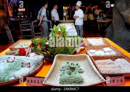 Bildnummer: 58278814  Datum: 25.07.2012  Copyright: imago/Xinhua (120725) -- SHANGHAI, July 25, 2012 (Xinhua) -- Japanese vegetable noodles are displayed at an exhibition in Yu Garden in Shanghai, east China s municipality, July 25, 2012. An exhibition on delicious food held by Shanghai Old-Town Temple Restaurant kicked off on Wednesday, displaying various snacks around world. (Xinhua/Liu Ying) (gjh) CHINA-SHANGHAI-YU GARDEN-SNACKS (CN) PUBLICATIONxNOTxINxCHN Wirtschaft Gastronomie Food xbs x0x 2012 quer      58278814 Date 25 07 2012 Copyright Imago XINHUA  Shanghai July 25 2012 XINHUA Japanes Stock Photo