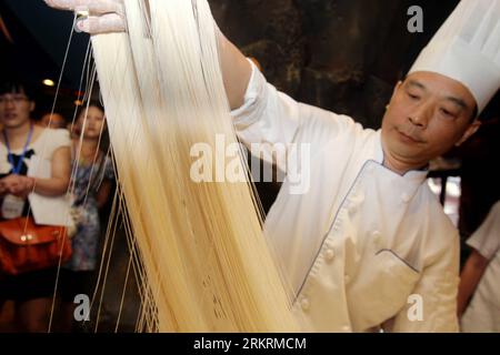 Bildnummer: 58278813  Datum: 25.07.2012  Copyright: imago/Xinhua (120725) -- SHANGHAI, July 25, 2012 (Xinhua) -- The Shanghai-style pastry master Lu Qi demonstrates his skills of noodle making at an exhibition in Yu Garden in Shanghai, east China s municipality, July 25, 2012. An exhibition on delicious food held by Shanghai Old-Town Temple Restaurant kicked off on Wednesday, displaying various snacks around world. (Xinhua/Liu Ying) (gjh) CHINA-SHANGHAI-YU GARDEN-SNACKS (CN) PUBLICATIONxNOTxINxCHN Wirtschaft Gastronomie Food xbs x0x 2012 quer      58278813 Date 25 07 2012 Copyright Imago XINHU Stock Photo