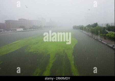 Bildnummer: 58279085  Datum: 26.07.2012  Copyright: imago/Xinhua (120726) -- TIANJIN, July 26, 2012 (Xinhua) -- Photo taken on July 26, 2012 shows the flooded Haihe River in Tianjin, north China. Heavy rainfall hit the municipality from Wednesday afternoon to Thursday. (Xinhua/Yue Yuewei) (zkr) CHINA-TIANJIN-TORRENTIAL RAIN-FLOOD(CN) PUBLICATIONxNOTxINxCHN Gesellschaft Wetter Unwetter Hochwasser Überschwemmung xdp x0x 2012 quer premiumd      58279085 Date 26 07 2012 Copyright Imago XINHUA  Tianjin July 26 2012 XINHUA Photo Taken ON July 26 2012 Shows The flooded Haihe River in Tianjin North Ch Stock Photo