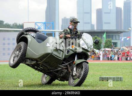 Bildnummer: 58286434 Datum: 28.07.2012 Copyright: imago/Xinhua (120728) -- HONG KONG, 28. Juli 2012 (Xinhua) -- Ein Soldat der Volksbefreiungsarmee (PLA) gibt während eines öffentlichen Empfangs in einem PLA-Stützpunkt auf der Steinmetzinsel, Südchinas Hongkong, 28. Juli 2012 eine Motorrad-Stunt-Show. Am Samstag fand der öffentliche Empfang statt, um den 85. Gründungsjubiläum der PLA zu feiern, der am 1. August stattfindet. (Xinhua/Liao Zida) (lmm) CHINA-HONG KONG-ARMY-PLA-85. GRÜNDUNGSJUBILÄUM-ÖFFENTLICHER EMPFANG (CN) PUBLICATIONxNOTxINxCHN Gesellschaft xda x2x 2012 quer o0 Militär, Soldat, Vorführung, Motorrad, Stockfoto