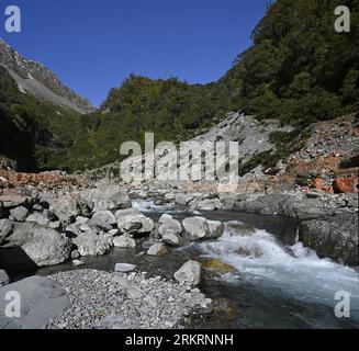 Die Roten Felsen der Otira Gorge, Westküste, Neuseeland. Dies wird durch Eisenoxid verursacht. Stockfoto