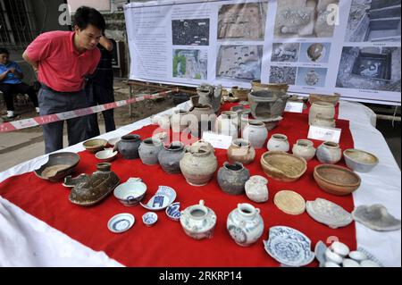 Bildnummer: 58287868  Datum: 29.07.2012  Copyright: imago/Xinhua (120729) -- GUANGZHOU, July 29, 2012 (Xinhua) -- A man watches the porcelains excavated from a site of ancient ruins in Guangzhou, capital of south China s Guangdong Province, July 29, 2012. Archaeologists recently discovered a site of ruins which could be traced back to the Eastern Han Dynasty (24-220 AD) in Guangzhou and unearthed a group of porcelains. (Xinhua/Chen Yehua) (llp) CHINA-GUANGZHOU-RELICS-EXCAVATION (CN) PUBLICATIONxNOTxINxCHN Gesellschaft Archäologie Ausgrabung xda x0x 2012 quer      58287868 Date 29 07 2012 Copyr Stock Photo