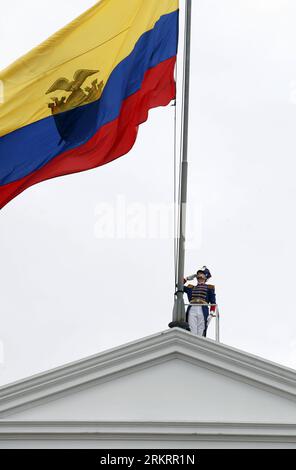 Bildnummer: 58298566  Datum: 30.07.2012  Copyright: imago/Xinhua (120731) -- QUITO, July 31, 2012 (Xinhua) -- A grenadier honors the Ecuador s national flag during the change of guard of the group Presidential Escort at Carondelet Palace, in Quito City, capital of Ecuador, July 30, 2012. (Xinhua/Santiago Armas)(ctt) ECUADOR-QUITO-SOCIETY-CEREMONY PUBLICATIONxNOTxINxCHN Gesellschaft Militär xda x2x 2012 hoch  o0 Soldat, Flagge, Nationalflagge     58298566 Date 30 07 2012 Copyright Imago XINHUA  Quito July 31 2012 XINHUA a Grenadier Honors The Ecuador S National Flag during The Change of Guard o Stock Photo