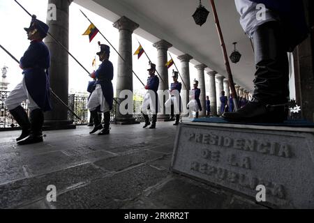 Bildnummer: 58298565  Datum: 30.07.2012  Copyright: imago/Xinhua (120731) -- QUITO, July 31, 2012 (Xinhua) -- A group of grenadiers march during the change of guard of the group Presidential Escort at Carondelet Palace, in Quito City, capital of Ecuador, July 30, 2012. (Xinhua/Santiago Armas)(ctt) ECUADOR-QUITO-SOCIETY-CEREMONY PUBLICATIONxNOTxINxCHN Gesellschaft Militär xda x2x 2012 quer o0 Soldat, Ehrengarde     58298565 Date 30 07 2012 Copyright Imago XINHUA  Quito July 31 2012 XINHUA a Group of Grenadiers March during The Change of Guard of The Group Presidential Escort AT Carondelet Palac Stock Photo