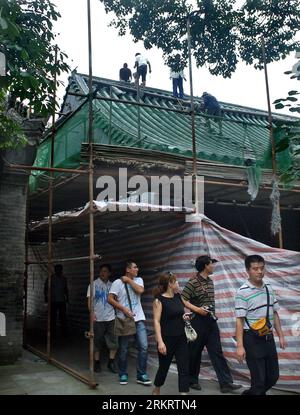 Bildnummer: 58309702  Datum: 04.08.2012  Copyright: imago/Xinhua (120804) -- ZHENGZHOU, Aug. 4, 2012 (Xinhua) -- Tourists visit as workers repair the roof of a building of the Shaolin Temple at the foot of Songshan Mountain of Dengfeng City, central China s Henan Province, Aug. 4, 2012. A repair work started at the Shaolin Temple recently, which will be finished before October this year. Shaolin Temple, established in 495 A.D., is famous for Chan Buddhism and Kungfu. (Xinhua/Wang Song) (zhs) CHINA-ZHENGZHOU-SHAOLIN TEMPLE-REPAIR (CN) PUBLICATIONxNOTxINxCHN Gesellschaft Gebäude Tempel Renovieru Stock Photo