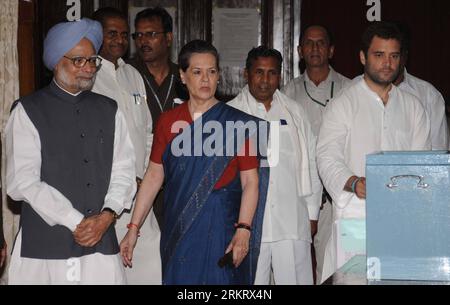 Bildnummer: 58321246  Datum: 07.08.2012  Copyright: imago/Xinhua (120808) -- NEW DELHI, Aug. 8, 2012 (Xinhua) -- Indian Prime Minister Manmohan Singh (L) and India s ruling Congress party chief Sonia Gandhi (2nd L) arrive to cast their votes during the Indian Vice Presidential election at Parliament house in New Delhi, on Aug. 7, 2012. India s incumbent vice president Hamid Ansari was Tuesday re-elected, defeating opposition nominee Jaswant Singh as a candidate of the ruling United Progressive Alliance. (Xinhua/Partha Sarkar) (dtf) INDIA-NEW DELHI-VICE PRESIDENTIAL ELECTION PUBLICATIONxNOTxINx Stock Photo