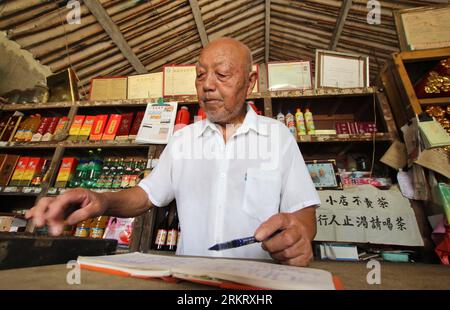 Bildnummer: 58325163  Datum: 06.08.2012  Copyright: imago/Xinhua (120808) -- NANTONG, Aug. 8, 2012 (Xinhua) -- Ding casts accounts with an abacus at his store in a small village of Rugao city, of east China s Jiangsu Province, Aug. 6, 2012. An old couple running a grocery store offered free herbal tea for passers-by. Fetching well water, boiling water, preparing herbs, making tea, Ding Liangyou, the 85-year-old husband lasted the tea-offering work for 6 years, he stressed that if needed, he would carry on the good deed. (Xinhua/Huang Zhe) CHINA-JIANGSU-OLD COUPLE-FREE TEA (CN) PUBLICATIONxNOTx Stock Photo