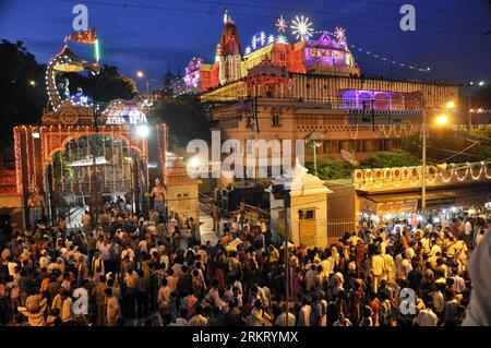 Bildnummer: 58333553 Datum: 10.08.2012 Copyright: imago/Xinhua (120810) -- MATHURA, 10. August 2012 (Xinhua) -- indische hinduistische Anhänger versammeln sich am 10. August 2012 während des Janmashtami-Festivals in Mathura, rund 100 km von Indiens Hauptstadt Neu-Delhi entfernt, im Sri Krishna Janamsthan-Tempel. Janmasthami, der Geburtstag von Lord Krishna, ist eines der größten und wichtigsten Festivals für Anhänger Krishnas. (Xinhua/Stringer) INDIA-RELIGION-HINDU-JANMASTHAMI PUBLICATIONxNOTxINxCHN Gesellschaft Religion Hinduismus xjh x0x premiumd 2012 quer 58333553 Datum 10 08 2012 Copyright Imago XINHUA Mathur Stockfoto