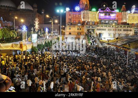 Bildnummer: 58333551 Datum: 10.08.2012 Copyright: imago/Xinhua (120810) -- MATHURA, 10. August 2012 (Xinhua) -- indische hinduistische Anhänger versammeln sich am 10. August 2012 während des Janmashtami-Festivals in Mathura, rund 100 km von Indiens Hauptstadt Neu-Delhi entfernt, im Sri Krishna Janamsthan-Tempel. Janmasthami, der Geburtstag von Lord Krishna, ist eines der größten und wichtigsten Festivals für Anhänger Krishnas. (Xinhua/Stringer) INDIA-RELIGION-HINDU-JANMASTHAMI PUBLICATIONxNOTxINxCHN Gesellschaft Religion Hinduismus Menge Menschenmenge xjh x0x Premiere 2012 quer 58333551 Datum 10 08 2012 Copyright Stockfoto