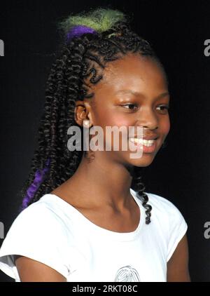 Bildnummer: 58338135  Datum: 11.08.2012  Copyright: imago/Xinhua (120812) -- JOHANNESBURG, Aug. 12, 2012 (Xinhua) -- A child presents her hair at Africa International Hair Extravaganza in Johannesburg, South Africa, Aug. 11, 2012. The two-day Africa International Hair Extravaganza is aimed to afford women access to the latest trends in hair, products, accessories and bargains, but also affords opportunities for the hair industry to showcase, educate, inspire and display their talents within the industry. (Xinhua/Li Qihua) (cl) SOUTH AFRICA-JOHANNESBURG-AFRICA INTERNATIONAL HAIR EXTRAVAGANZA PU Stock Photo