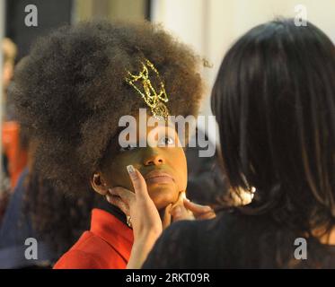 Bildnummer: 58338132  Datum: 11.08.2012  Copyright: imago/Xinhua (120812) -- JOHANNESBURG, Aug. 12, 2012 (Xinhua) -- A model gets her hair done by a hairdresser at Africa International Hair Extravaganza in Johannesburg, South Africa, Aug. 11, 2012. The two-day Africa International Hair Extravaganza is aimed to afford women access to the latest trends in hair, products, accessories and bargains, but also affords opportunities for the hair industry to showcase, educate, inspire and display their talents within the industry. (Xinhua/Li Qihua) (cl) SOUTH AFRICA-JOHANNESBURG-AFRICA INTERNATIONAL HA Stock Photo