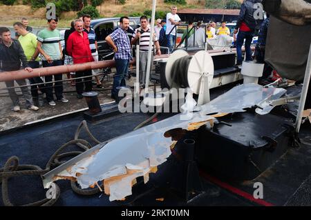 Bildnummer: 58338569  Datum: 12.08.2012  Copyright: imago/Xinhua (120812) -- TEKIRDAG (TURKEY), Aug. 12, 2012 (Xinhua) -- Photo taken on Aug. 12, 2012, shows the debris of a crashed training plane at the Sea of Marmara off the coast of Tekirdag province in northwestern Turkey. Two pilots were killed after a training plane crashed into the Sea of Marmara on Sunday, local newspaper Hurriyet Daily News reported on its website. (Xinhua/Anatolia News Agency) TURKEY-TRAINING PLANE-CRASH PUBLICATIONxNOTxINxCHN Gesellschaft Flugzeugabsturz Absturz Flugzeug premiumd xsp x0x 2012 quer      58338569 Date Stock Photo