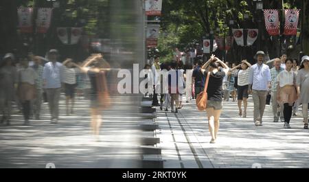 Bildnummer: 58340989  Datum: 13.08.2012  Copyright: imago/Xinhua (120813) -- TOKYO, Aug. 13, 2012 (Xinhua) -- Pedestrians walk on a street in Tokyo, Japan, Aug. 13, 2012. Japan s economy grew an annualized real 1.4 percent in the April-June quarter, according to the government data released on Monday. The growth, measured by gross domestic product, is a 0.3 percent rise from the January-March quarter, said the report released by the Cabinet Office. (Xinhua/Kenichiro Seki) (zw) JAPAN-ECONOMY PUBLICATIONxNOTxINxCHN Gesellschaft xjh x2x 2012 quer o0 Passanten Fussgänger     58340989 Date 13 08 20 Stock Photo