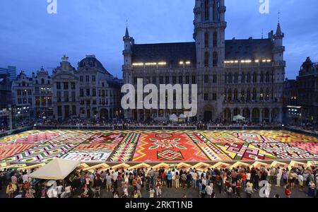 Bildnummer: 58349317 Datum: 14.08.2012 Copyright: imago/Xinhua (120814) -- BRÜSSEL, 14. August 2012 (Xinhua) ¨CFlower Teppich wird am Grand Place in Brüssel, Hauptstadt von Belgien, am 14. August 2012 ausgestellt. Der zweijährliche Blumenteppich, der aus etwa 600.000 Begonien- und Dahlienblüten bestand, debütierte am Dienstag. (Xinhua/Wu Wei) BELGIUM-BRUSSELS-FLOWER CARPET PUBLICATIONxNOTxINxCHN Gesellschaft Blumenteppich Blumen xjh x0x 2012 quer 58349317 Datum 14 08 2012 Copyright Imago XINHUA Brüssel 14. August 2012 XINHUA Carpet WIRD AM 14. August AUF dem Grand Place in der belgischen Hauptstadt Brüssel ausgestellt Stockfoto