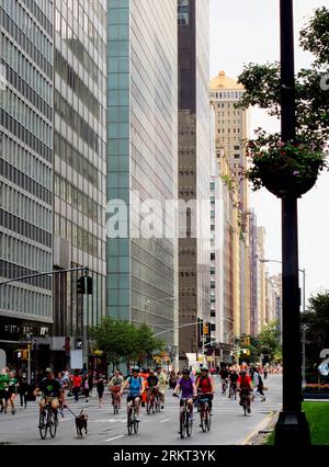 Bildnummer: 58363636  Datum: 18.08.2012  Copyright: imago/Xinhua (120818) -- NEW YORK, Aug. 18, 2012 (Xinhua) -- ride bikes during the fifth annual Summer Streets event on Park Avenue, New York, the United States, Aug. 18, 2012. Summer Streets is an annual celebration of New York City s most valuable public space -- streets. On three consecutive Saturdays in the summer, nearly seven miles of NYC s streets are opened for to play, walk, bike, and breathe. Summer Streets provides space for healthy recreation and encourages New Yorkers to use more sustainable forms of transportation. In 2011, more Stock Photo