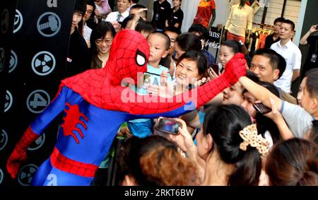 Bildnummer: 58385959 Datum: 25.08.2012 Copyright: imago/Xinhua (120825) -- SHANGHAI, 25. August 2012 (Xinhua) -- Ein als Spiderman verkleideter Mitarbeiter interagiert mit der Menge während einer Hype-Aktivität für den 3D-Film The Amazing Spider-man in der ostchinesischen Stadt Shanghai, 25. August 2012. Der Film wird am 26. August 2012 in China Premiere haben. (Xinhua/Zhang Ming) (wjq) CHINA-SHANGHAI-MOVIE-THE AMAZING SPIDER-MAN-HYPE (CN) PUBLICATIONxNOTxINxCHN Entertainment Film xda x0x 2012 quer 58385959 Datum 25 08 2012 Copyright Imago XINHUA Shanghai August 25 2012 XINHUA ein Mitarbeiter, der als Spiderman gekleidet ist Stockfoto