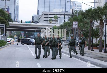 Bildnummer: 58388993  Datum: 26.08.2012  Copyright: imago/Xinhua (120826) -- TAMPA, Aug. 26, 2012 (Xinhua) -- Policemen patrol near the venue of the Republican National Convention in Tampa, Florida, the United States, Aug. 26, 2012. The 2012 Republican National Convention will be held at the Tampa Bay Times Forum in Tampa from Monday to Thursday. Nearly 50,000 visitors are expected to come to the Tampa Bay area for the event, including delegates, journalists and other guests, while thousands of protesters are also said to come along. (Xinhua/Fang Zhe) U.S.-TAMPA-REPUBLICAN-NATIONAL CONVENTION- Stock Photo